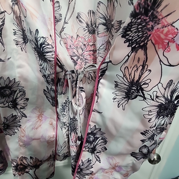 Victoria's Secret pink floral Kimono top.sz L. Belted. - Picture 3 of 5